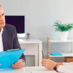 Empleo juvenil: por qué es tan difícil hoy en día (y qué habilidades son imprescindibles según un experto de LinkedIn)